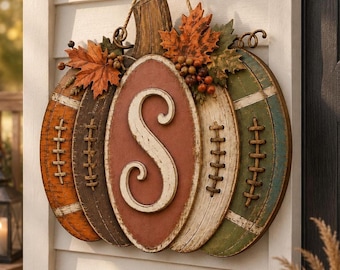 Decorazione personalizzata a forma di zucca con tema calcistico da appendere alla porta, insegna rustica in legno con monogramma autunnale, decorazione autunnale in stile fattoria per il portico, REGALO 2026, iniziale personalizzata