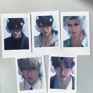 以下が含まれることがあります： 雪の結晶が付いた冬用耳あてをつけた、異なる人々のポラロイド写真5枚。写真はすべてカラーで、グリッドパターンに配置されています。