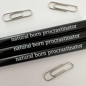 Lot de trois crayons hb sur le thème de l'humour décalé, « natural born procrastinator »