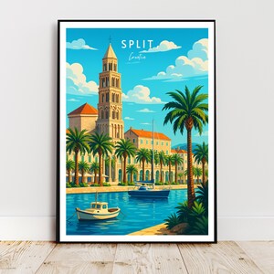 Könnte beinhalten: Ein gerahmter Kunstdruck von Split, Kroatien, mit einem hohen Glockenturm, Palmen und Booten auf dem Wasser. Der Himmel ist blau mit weißen Wolken. Der Druck trägt die Worte "SPLIT Croatia" oben.