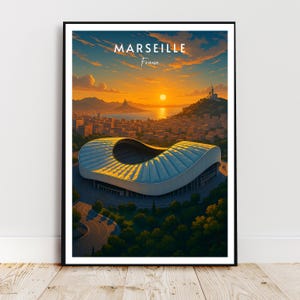 Peut inclure: Une affiche encadrée représentant Marseille, France, au coucher du soleil. L'image met en valeur un stade moderne avec un toit incurvé, sur fond de bâtiments urbains, de montagnes et de la mer. Le texte "MARSEILLE France" est en haut.