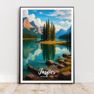 Pode incluir: Uma impressão artística emoldurada do Parque Nacional de Jasper. A paisagem apresenta um lago sereno que reflete o céu e as montanhas circundantes. A imagem inclui uma pequena ilha com árvores, rochas e o texto "Jasper National Park". A paleta de cores inclui azuis, verdes e castanhos.