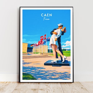 Può includere: Una stampa incorniciata raffigurante una statua di un marinaio che bacia una donna, sullo sfondo di un cielo blu e del paesaggio urbano di Caen, Francia. La stampa include il testo "CAEN France" in alto. Sullo sfondo sono visibili bandiere di varie nazioni.