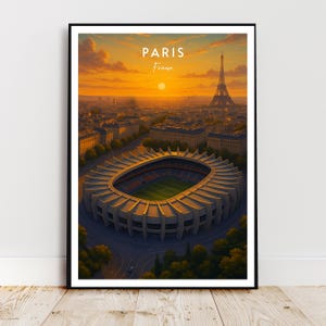 Peut inclure: Une affiche encadrée représentant un coucher de soleil sur Paris, France. L'image présente la Tour Eiffel, un stade et des bâtiments de la ville. Le texte "PARIS France" est affiché en haut. L'œuvre est baignée d'une lumière dorée.