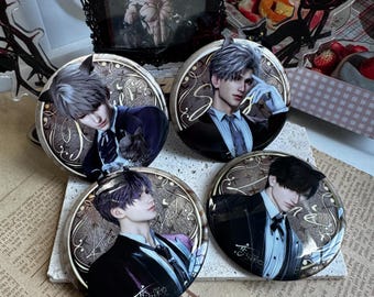Puede incluir: Conjunto de cuatro botones redondos con ilustraciones de estilo anime de un hombre con diferentes atuendos. Cada botón tiene un borde decorativo y un acabado brillante. Los botones miden aproximadamente 5 cm de diámetro.