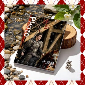 Puede incluir: Una revista con la palabra "PHOTO" en blanco en el lomo. La portada presenta a un hombre con armadura montando a caballo. La revista está sobre una superficie blanca con una pequeña figura de oso plateado.