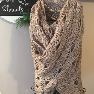 Châle, Châle triangle élégant au crochet dans la couleur cappuccino, Super doux prêt à expédier idéal pour toutes les occasions
