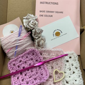 Kit per principianti all'uncinetto / Kit quadrato della nonna / Filato acrilico / Impara a lavorare all'uncinetto