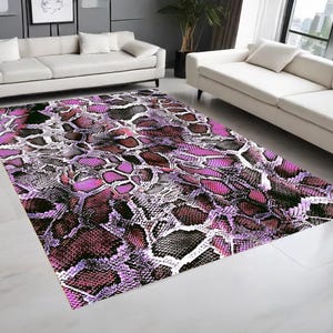 Può includere: Un tappeto rettangolare caratterizzato da un motivo ripetitivo a pelle di serpente in vivaci tonalità di magenta, viola intenso, nero e bianco. Il design imita la consistenza e la disposizione delle squame di rettile sull'intera superficie.