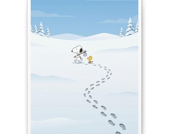 Puede incluir: Impresión en lienzo que muestra a Snoopy, con un fardo, y a Woodstock caminando por un paisaje nevado. Huellas marcan su camino a través de la nieve. El fondo muestra colinas cubiertas de nieve y árboles de hoja perenne bajo un cielo azul claro.