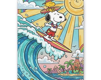 Puede incluir: Una ilustración colorida que muestra a Snoopy surfeando en una tabla roja y amarilla sobre una gran ola azul. Woodstock está sentado en una tabla pequeña sobre la cabeza de Snoopy. El fondo muestra un sol amarillo brillante, palmeras y una isla.