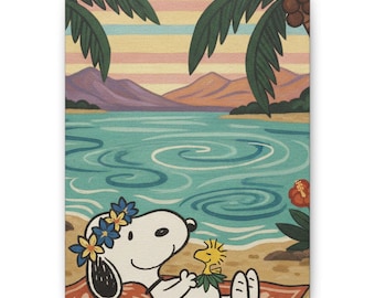 Puede incluir: Un lienzo rectangular que muestra a un beagle blanco con una corona de flores azules y amarillas, tumbado en una playa junto a un pequeño pájaro amarillo. El fondo muestra un océano turquesa, montañas moradas y hojas de palmera.