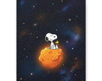 Puede incluir: Impresión artística en lienzo con Snoopy de Peanuts sentado en un asteroide naranja brillante en el espacio. Snoopy sostiene una flor amarilla. El fondo es un espacio azul oscuro lleno de estrellas y galaxias.