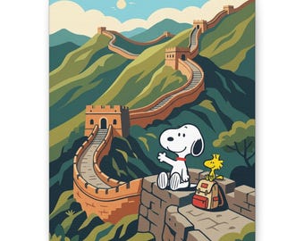 Puede incluir: Impresión en lienzo con Snoopy y Woodstock en la Gran Muralla China. La obra muestra a los personajes sentados en un muro de piedra con una mochila, con la muralla serpenteando por colinas verdes bajo un cielo azul.