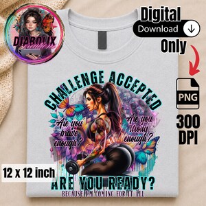 Puede incluir: Una camiseta gris claro con una ilustración de una mujer levantando pesas, con el texto "CHALLENGE ACCEPTED" y "ARE YOU READY?" El diseño incluye mariposas y las frases "Are you brave enough?" y "Are you strong enough?" La imagen mide 30,48 x 30,48 cm.