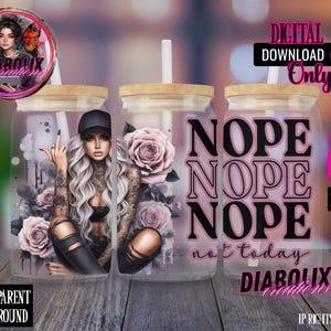 Puede incluir: Vaso de vidrio con tapa de madera y pajita. El vaso presenta un diseño con una mujer, rosas y las palabras "NOPE NOPE NOPE not today". El diseño es una descarga digital con fondo transparente.