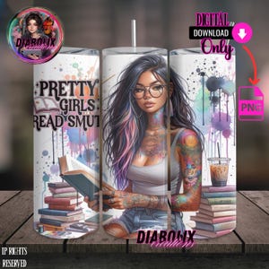 Könnte beinhalten: Ein weißer Becher mit einem Design, das eine Frau mit Tätowierungen, Brille und bunten Haaren zeigt, die ein Buch hält. Der Becher trägt den Text "PRETTY GIRLS READ SMUT" und "DIGITAL DOWNLOAD ONLY". Aquarellfarbspritzer und eine Kaffeetasse sind ebenfalls zu sehen.