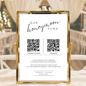 Puede incluir: Un letrero rectangular vertical en un marco de metal dorado con el texto OUR honeymoon FUND, dos códigos QR etiquetados HONEYFUND y VENMO, y el texto Monica + Oliver 25.09.20XX. El letrero incluye un mensaje sobre regalos de boda y donaciones.