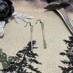 Pendientes del bastón del Rey Mono: Pendientes colgantes hipoalergénicos