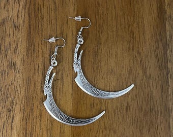 Pendientes antiguos estilo guadaña de plata con forma de hoz y luna creciente