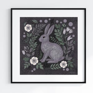 Handgezeichnete Illustration im Folk Art Stil. Volkskunst Hase Kunstdruck. Grau lila Farben. Größe 50x50 Zentimeter bei 300 dpi.