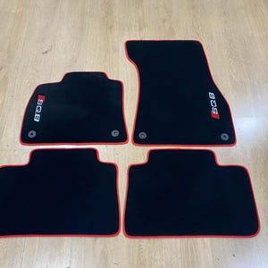 Puede incluir: Juego de cuatro alfombrillas negras para coche con ribete rojo. Cada alfombrilla tiene el texto "SQ8" en blanco y rojo. Diseñadas para los huecos de los pies delanteros y traseros de un vehículo. Fabricadas con un material duradero.