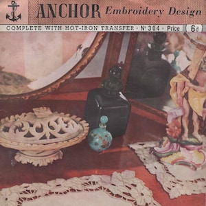 Puede incluir: Un patrón de diseño de bordado vintage para un mantel de encaje blanco con un motivo floral. El patrón se llama "Anchor Embroidery Design" y está completo con una transferencia de plancha caliente. El número de patrón es 304 y el precio es de 6d.