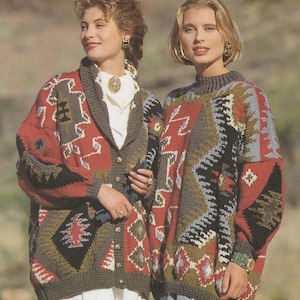 Op de afbeelding: Twee vrouwen dragen kleurrijke, geometrische patronen truien. De truien hebben een zuidwestelijk ontwerp met rode, groene, blauwe en zwarte accenten.