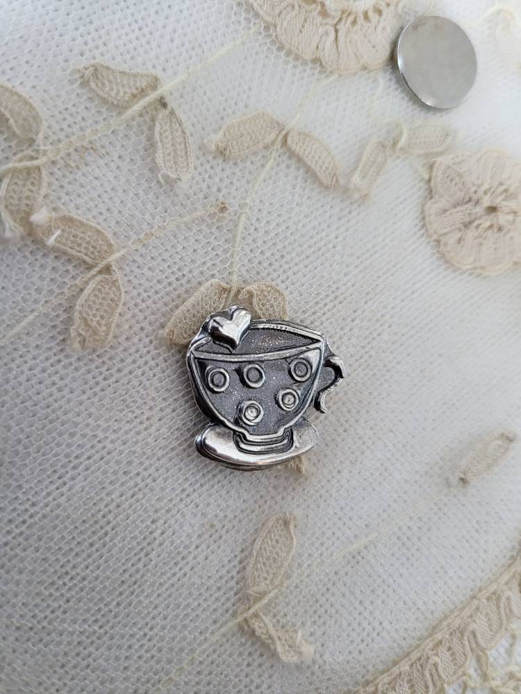 wiedererlangte Feinsilber Seltene Erden Magnet Liebe in einer Teetasse needler