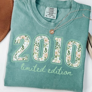 16th Birthday Shirt, Comfort Colors® Turning Sixteen T-Shirt, Sweet 16 Sage Green Pink Floral Sixteenth BDay TShirt Gift for Teenage Girl