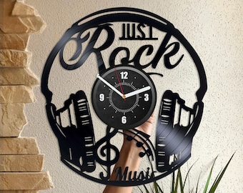 Könnte beinhalten: Schwarze Schallplattenuhr mit Kopfhörern, Noten und dem Text "Just Rock Music".