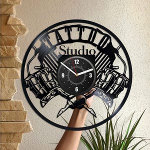 Tattoo Maschine Schallplatte Runde Uhr Tattoo Wandkunst Tattoo Studio Dekor Tattoo Maschine Kunst Neujahr Geschenk für Mann Tattoo Liebhaber Geschenk