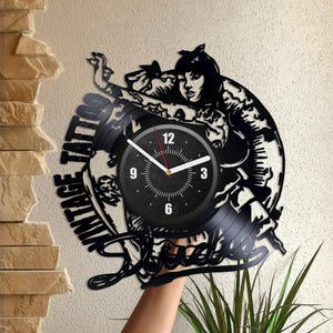 Tattoo Studio Schallplatte Wanduhr, Tattoo Girl Art, Teenager Zimmer Dekor, Vintage Dekoration, Einzigartiges Geschenk für sie, Tätowierer Geschenke