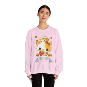Sudadera Kawaii - Camiseta de gato rosa Cutecore para mujer y hombre, jersey de gatito japonés, camiseta de fresa Nyan, jersey Jojifuku, top Harajuku imagen 4