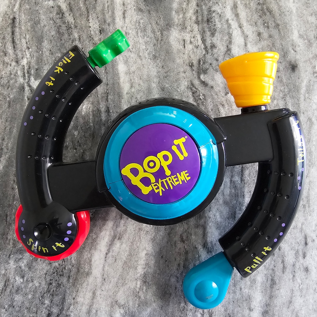 Bop It Extreme Pull Twist Spin Flick It Electronic Game by Hasbro 1998