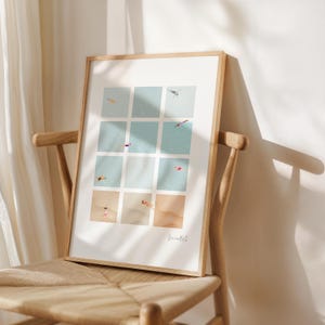 Könnte beinhalten: Ein gerahmter Kunstdruck mit einem Raster aus neun Quadraten. Jedes Quadrat zeigt eine Person, die in einem Pool oder Ozean schwimmt. Das Kunstwerk hat einen minimalistischen Stil mit sanften Farben, darunter Blau, Beige und Rosa. Der Rahmen ist aus hellem Holz.