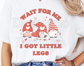 Espere por mim, eu tenho perninhas curtas SVG PNG | Design engraçado de gnomo para o Dia dos Namorados | Humor para baixinhos | Gráfico fofo de coração infantil