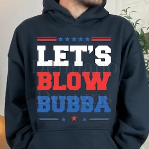 Puede incluir: Una sudadera con capucha azul marino con el texto "LET'S BLOW BUBBA" en blanco, rojo y azul. El diseño incluye estrellas y rayas, con las palabras dispuestas en un estilo patriótico. La sudadera es un archivo digital.