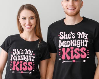 Arquivo SVG e PNG "Ele é e Ela é Meu Beijo da Meia-Noite" | Frase romântica retrô e descolada para casais | Design tipográfico ondulado para Ano Novo e Dia dos Namorados