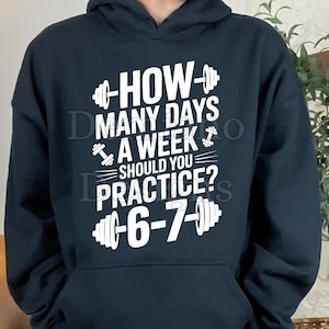 Op de afbeelding: Een marineblauwe hoodie met witte tekst die luidt: "HOW MANY DAYS A WEEK SHOULD YOU PRACTICE? 6-7". Het ontwerp bevat haltergraphics. De onderkant van de afbeelding bevat de tekst "300DPI/ SVG + PNG/DIGITAL FILE".