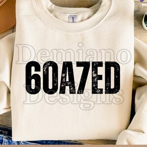 Puede incluir: Sudadera de color crema con el texto "60AZED" en letras negras desgastadas. La sudadera tiene cuello redondo y mangas largas. La parte inferior de la imagen muestra el texto "300DPI/ SVG + PNG/DIGITAL FILE".