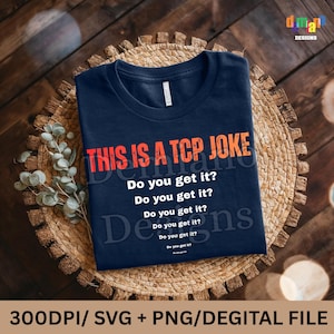 Könnte beinhalten: Marineblaues T-Shirt mit dem Text "THIS IS A TCP JOKE" in Rot und Orange. Darunter wiederholt sich der Satz "Do you get it?". Das T-Shirt liegt auf einer geflochtenen Matte.