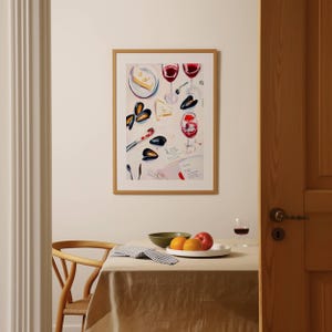 Puede incluir: Una taza de cerámica blanca con asa negra y el texto "But First, Coffee" en negrita negra. La taza se encuentra sobre un fondo borroso, sugiriendo un ambiente acogedor.