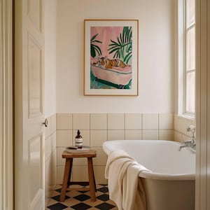 Afdrukbare badkamer: funky tijger in junglebad. Statement muurkunst voor appartement. Direct downloaden