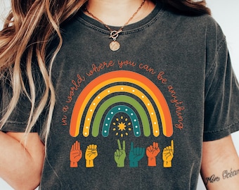Dans un monde où vous pouvez être tout Soyez gentil, chemise langue des signes soyez gentil, chemise arc-en-ciel soyez gentil, chemise langue des signes soyez gentil