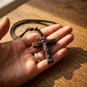 Spersonalizowany rustykalny naszyjnik z krucyfiksem – ręcznie robiony krzyż z odzyskanego drewna hebanowego – grawerowany prezent religijny