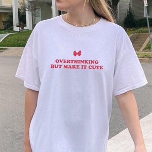 考えすぎだけどキュートに仕上げるTシャツ、Y2Kをテーマにした面白いTシャツ、優しい女の子の名言Tシャツ、皮肉たっぷりのメンタルヘルスユーモア、彼女へのかわいいギフト