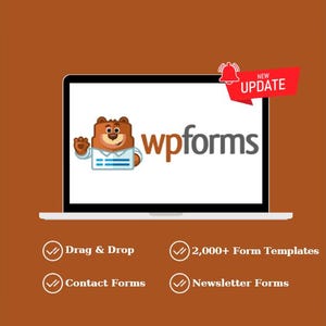 Puede incluir: Una pantalla de portátil muestra el logotipo "wpforms" con un personaje de oso de dibujos animados. Una pancarta roja con "NEW UPDATE" y un icono de campana está en la parte superior derecha. Debajo de la pantalla hay cuatro iconos de marca de verificación con texto: "Drag & Drop", "2,000+ Form Templates", "Contact Forms" y "Newsletter Forms".