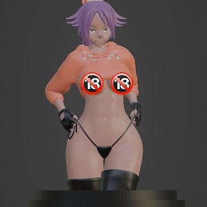Può includere: Statuetta 3D di un personaggio femminile di anime con capelli viola, che indossa una felpa con cappuccio arancione, guanti neri e un perizoma nero. La statuetta ha una base nera e l'immagine ha uno sfondo grigio. Il petto del personaggio è coperto da un cerchio rosso con il numero 18.