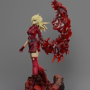 Peut inclure: Figurine détaillée d'un personnage en uniforme rouge, bottes et gants, avec des cheveux blonds et un grand appendice rouge en forme de croissant et épineux. La figurine repose sur une base texturée avec une plateforme noire.